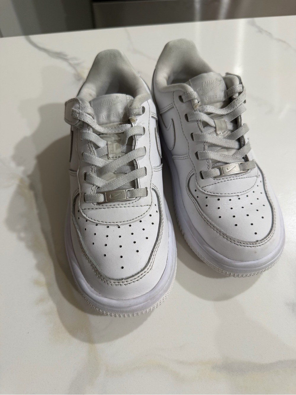Nike Kids White Low-Top Sneakers with Silver Lace Tag
